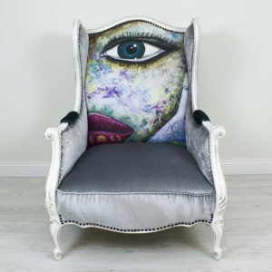 hobe-tugitool-mugav-suur-maaling-nagu-silm-huuled-varviline-vananutatud-puid-kriidivarvid-annie-sloan-hall-samet-sinine-turkiis-modern-kunst-nautimine